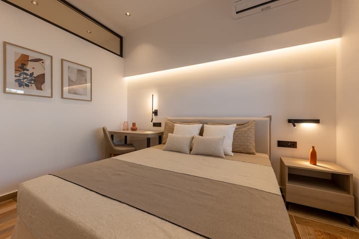 غرفة النوم رقم 2 استرخ في غرفة النوم الهادئة هذه مع سرير مريح بحجم كينج، ووسائد داعمة للعظام، ومكتب عمل مخصص لمساعدتك على البقاء منتجًا أثناء إقامتك."