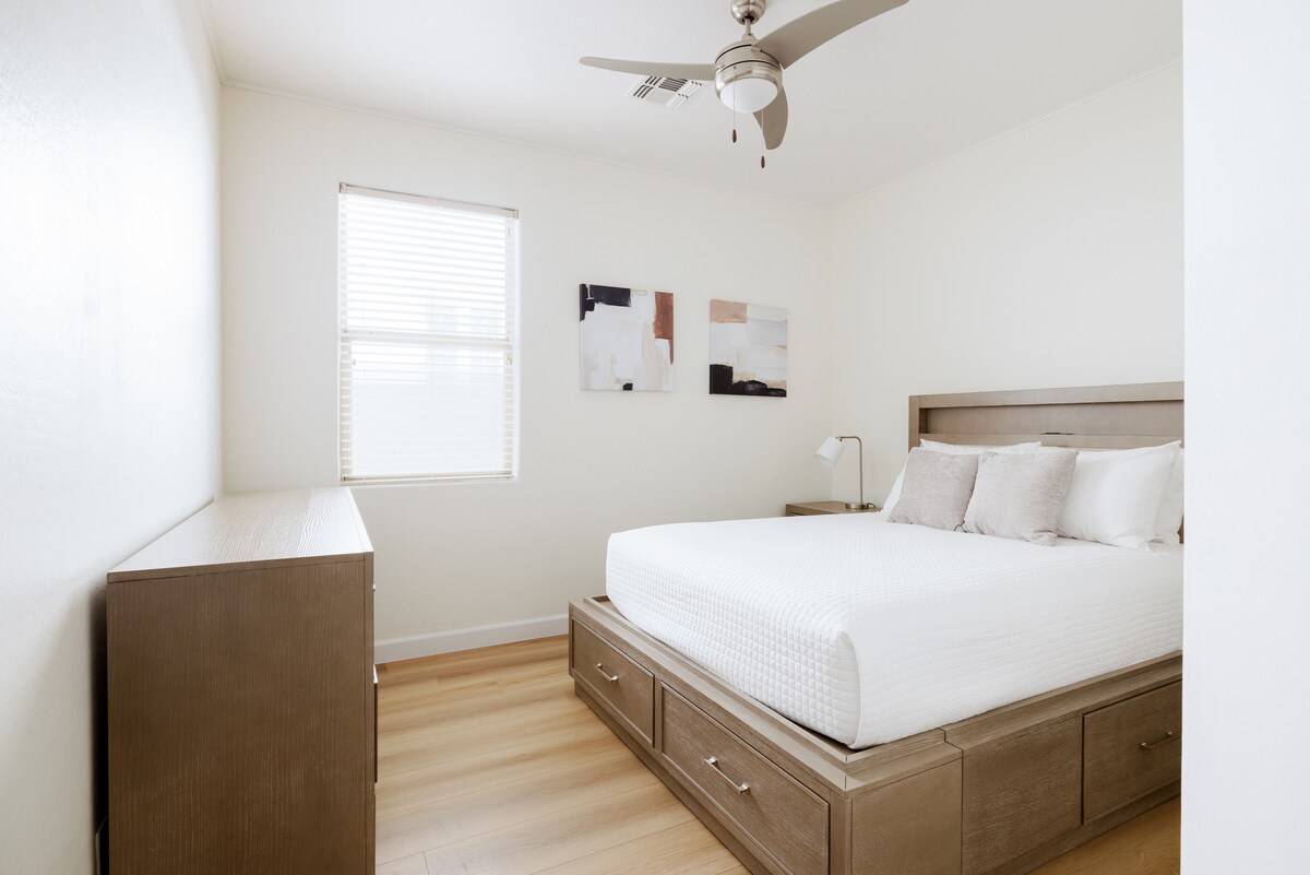 Giường Queen với bảng màu trung tính cho một đêm yên tĩnh và thanh bình.