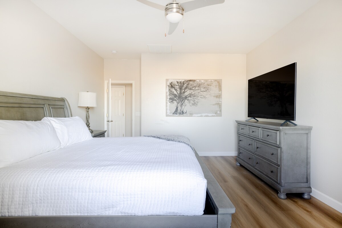 Phòng ngủ chính có giường cỡ king và TV thông minh.