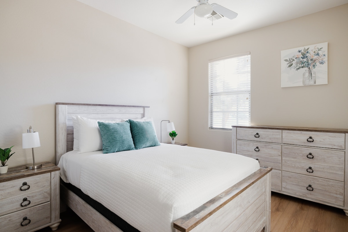 Phòng ngủ có giường đôi ấm cúng.