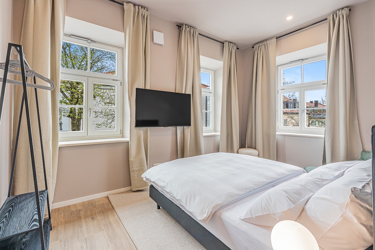 Спална соба бр. 1 со брачен кревет (широк 150-179 см) и паметен телевизор