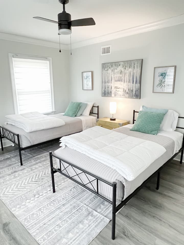 Spavaća soba 1 ima dva odvojena kreveta s radnim stolom.