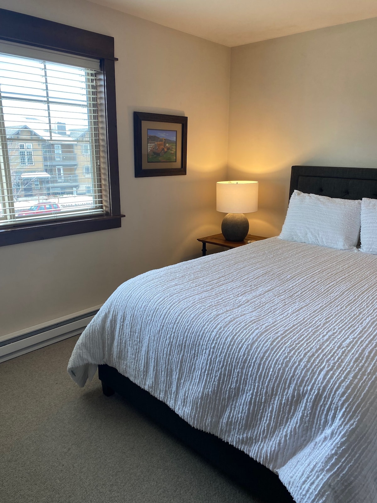 dormitorio principal con cama tamaño queen.