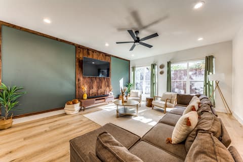 Popular Airbnb listing: Spacious Modern Home with Fire Pit in Muncie
