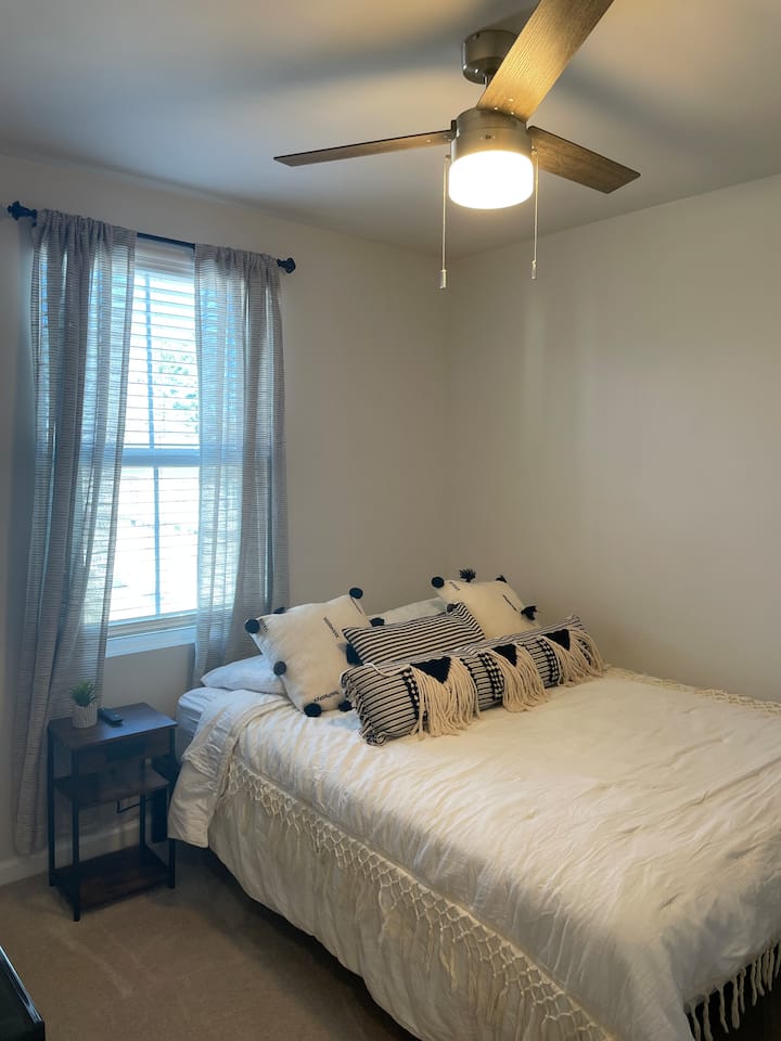 Gostinjska soba s bračnim krevetom (160x200), ormarom i pametnim televizorom.