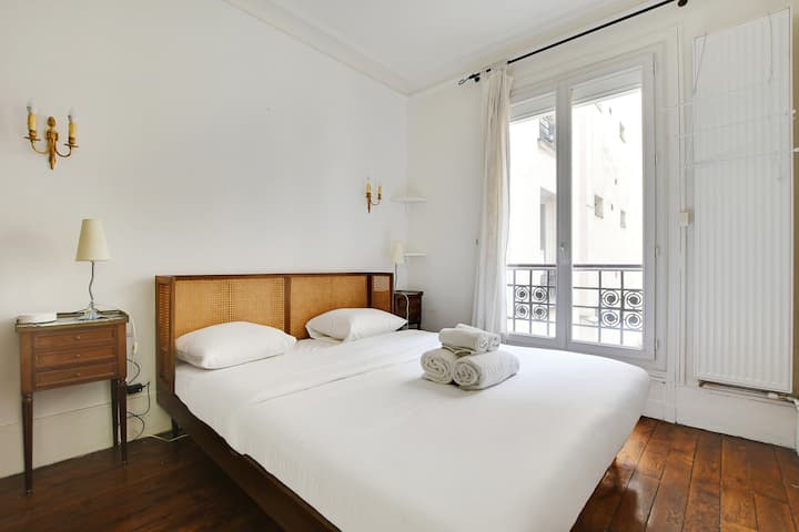 ห้องพักที่น่ารื่นรมย์และสว่างสดใสพร้อมเตียงควีนไซส์ 