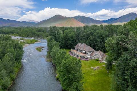Luxurious Riverfront Retreat