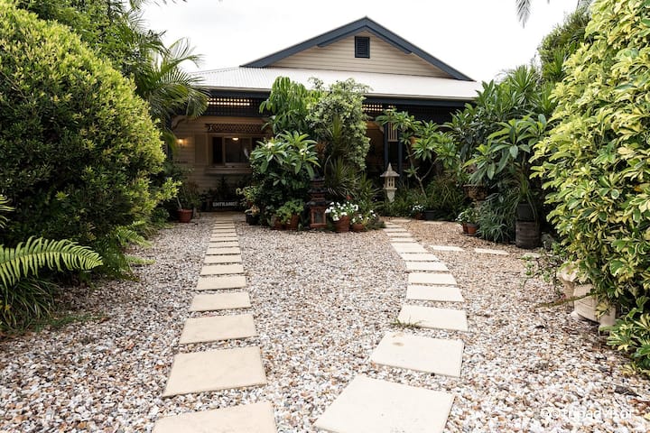 Suffolk Park Beachfront House - Dog Friendly - 拜倫灣