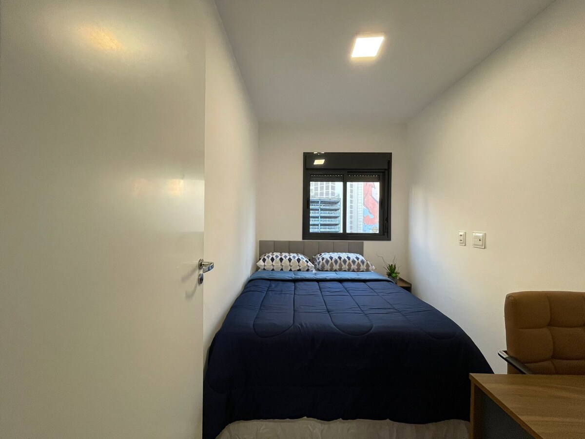 Dhoma # 02, me zyrë.