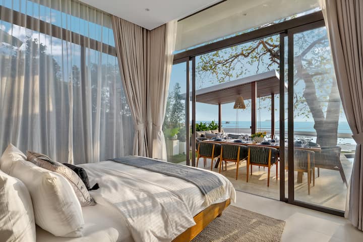 贅沢な雰囲気の中で目覚めましょう。キングサイズのベッドと直接のオーシャンビューを備えたビーチフロントのリトリート。