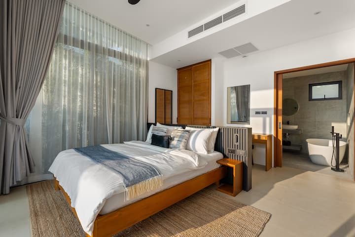 安らぎの贅沢–海のささやきがあなたを眠らせるキングサイズの天国。