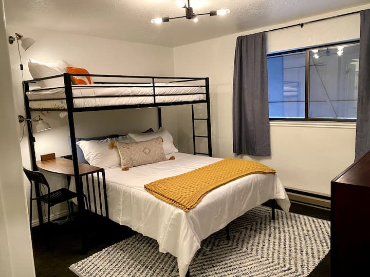 Spálne na poschodí: Útulná menšia manželská posteľ s oddelenou poschodovou posteľou