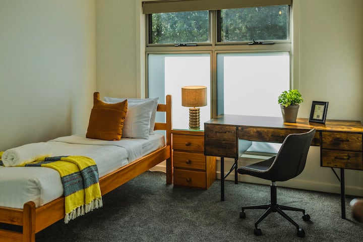 Chumba cha kulala kwa mtaalamu wa kazi, mwanafunzi au mtoto mwenye furaha. 
Chumba kipana, rahisi na cha vitendo kilicho na hifadhi ya kutosha, muunganisho wa Wi-Fi, sehemu nyingi za kuziba na taa za kawaida