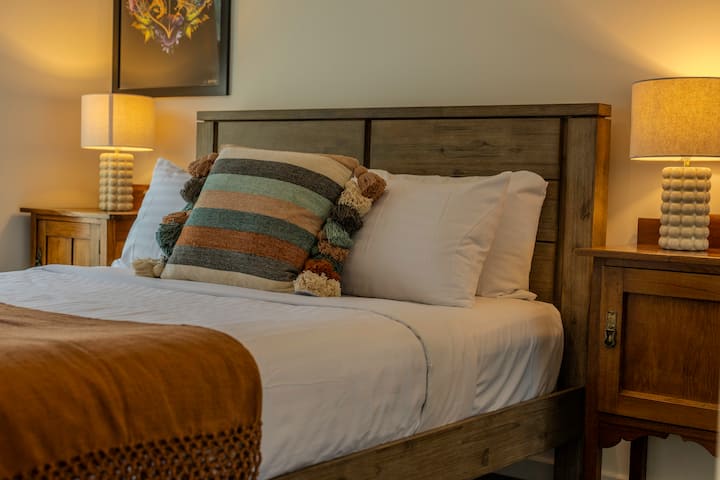 Chumba cha kulala cha malkia #2 kina mashuka safi ya kitanda ya kifahari na mipangilio ya kupendeza kwa ajili ya kulala usiku mzuri. Katika miezi ya baridi kitanda kitakuwa na blanketi la umeme na kutakuwa na kipasha joto cha convection. Kuna feni inayoweza kubebeka kwa ajili ya mtu anayelala vizuri pia