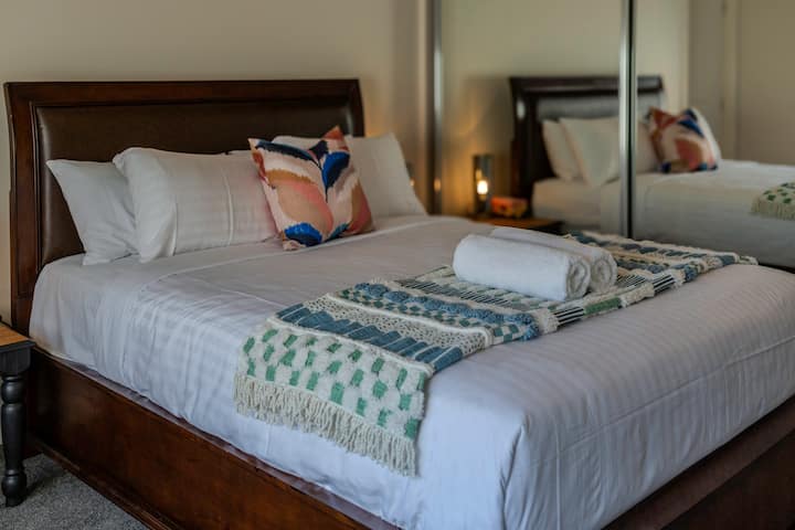 Chumba kikuu cha kulala kilicho na kitanda kizuri cha mbao kilicho na mashuka ya kifahari, godoro lenye starehe na mazingira mazuri. Chumba hiki kina bafu na choo. 
Ukumbi wa kusafiri kwa ajili ya watoto unaweza kuwekwa kwa ombi katika chumba hiki. 