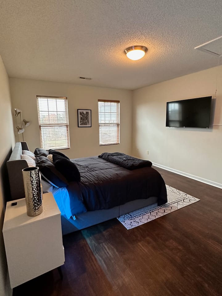 2e slaapkamer met50inch SMART-TV. 