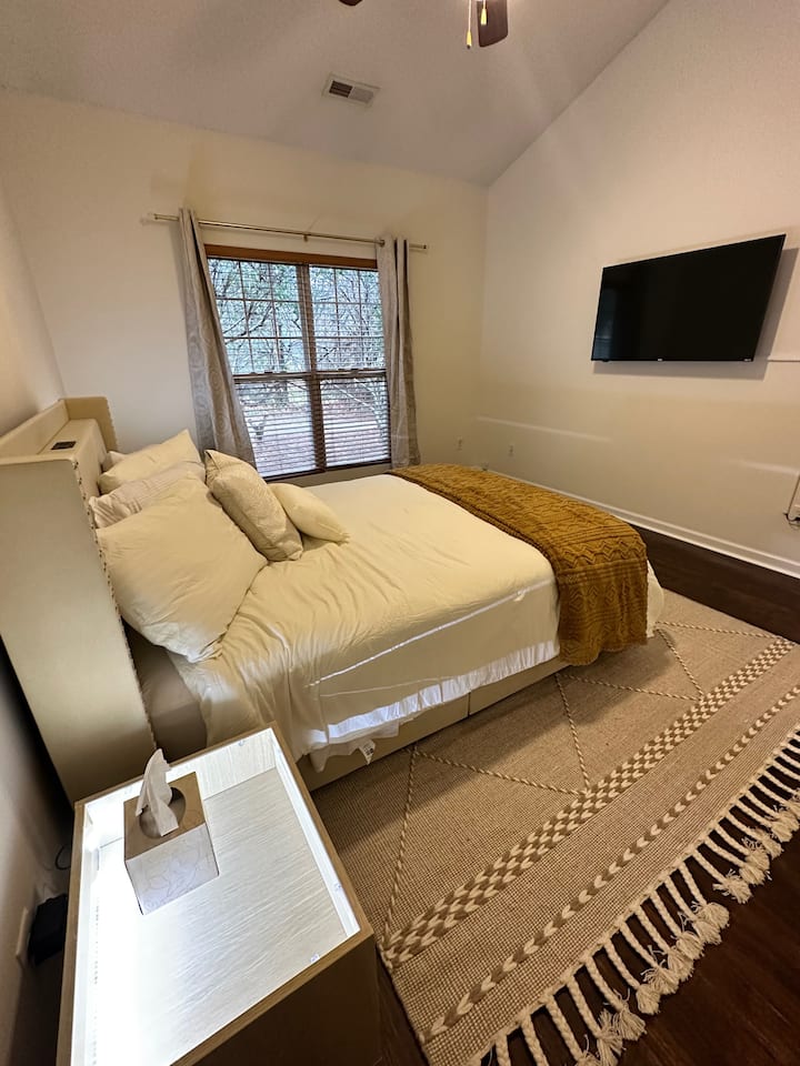 Hoofdslaapkamer met50inch SMART-TV. 