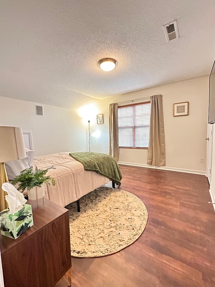 3e slaapkamer met verduisteringsgordijnen en 50inch SMART-TV. 