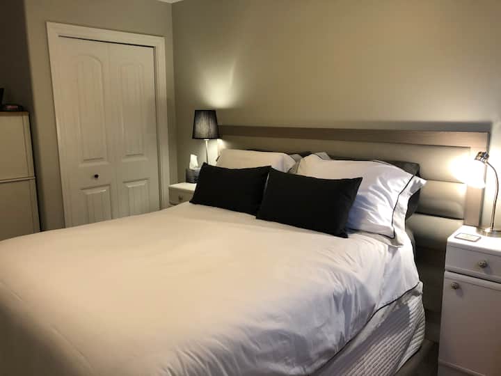 2. priestranná spálňa s manželskou posteľou Queen má dostatok zásuviek/šatníka na dlhšie pobyty. Izba pre cestovnú detskú postieľku (k dispozícii) pre hostí s malými. (náhradná posteľná bielizeň).