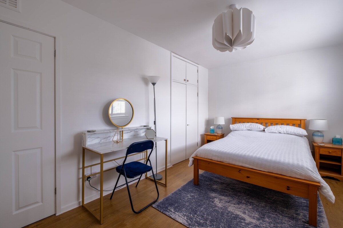 多功能的书桌/梳妆台非常适合完成一些工作，或为自己准备好探索艾尔郡所提供的一切。

支持USB的插座确保您和您的设备都已充电，并准备好享受您的一天。