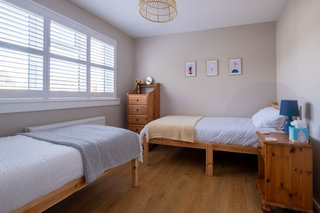 双人卧室-实木床，配有屡获殊荣的EMMA床垫和优质床上用品。  房间内还有一个嵌入式衣柜和大量储藏空间。 