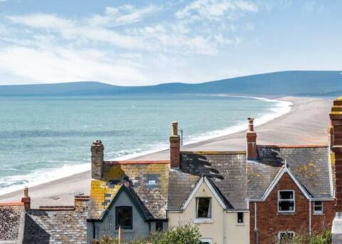 3Houses and a Chapel by the sea