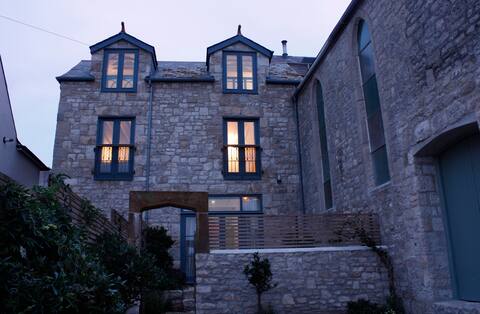 2Houses and a Chapel by the sea