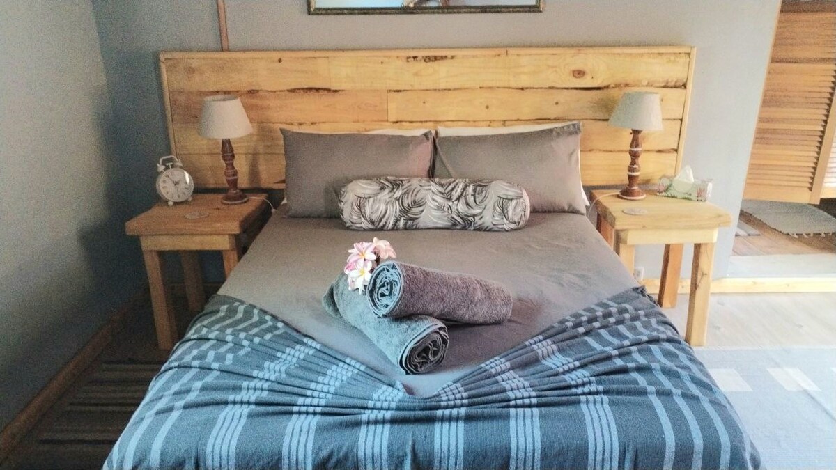 בחדר השינה יש מיטה כפרית בעבודת יד ותקרות עץ... תחושת הקוטג' המושלמת...