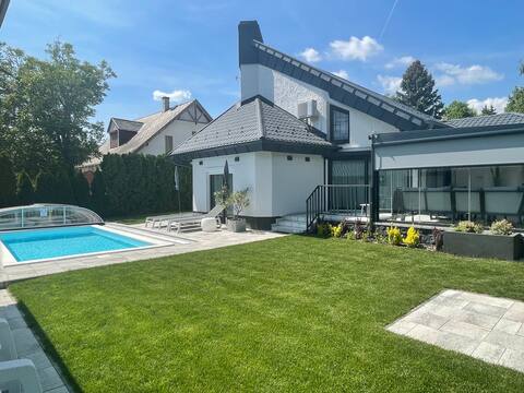 4 Star Vacation Home with Pool