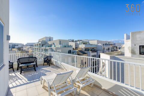 Sunny 2BR Penthouse with Spacious Rooftop Terrace