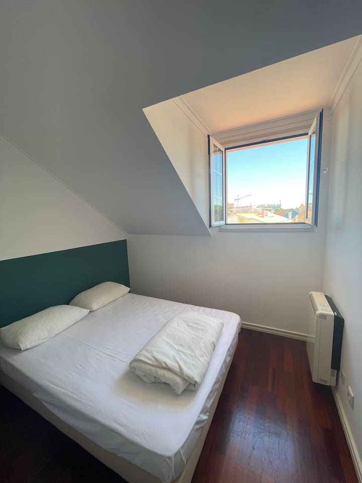 Private Double Room At Impact Beach House - Estoril