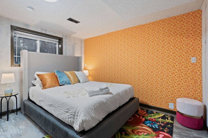 לטבול את עצמכם בפיתוי של חדר שינה עם מיטה קווין סייז המעוטרת בכריות נוי מפוארות מסאטן.