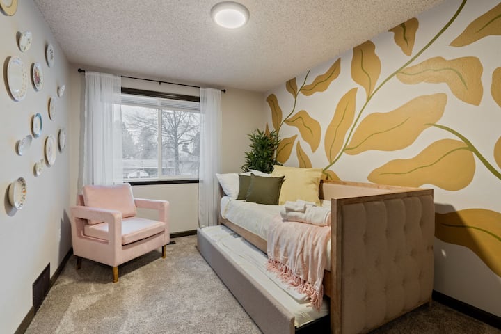 להפוך את חדר השינה 4 למקלט רב - תכליתי עם כיסא נוי שמוסיף מגע של סגנון, ספה נפתחת לפונקציונליות נוספת, וחלון מעוטר בווילונות שקופים המאפשר אור טבעי רך. 