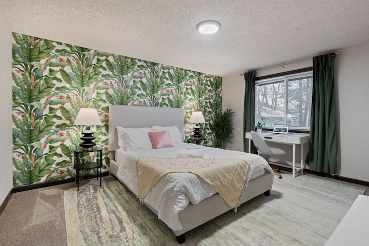 למקסם את הפונקציונליות בחדר השינה עם מיטה זוגית ופינת עבודה ייעודית המשולבת בצורה חלקה בעיצוב. 