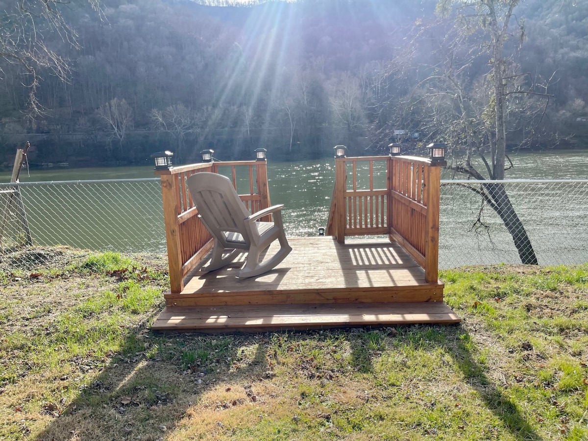 Riverfront, fishing platform , two fire pits Houses for Rent in