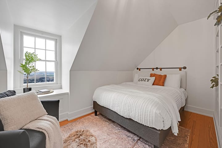 Bedroom 6 Queen bed attic