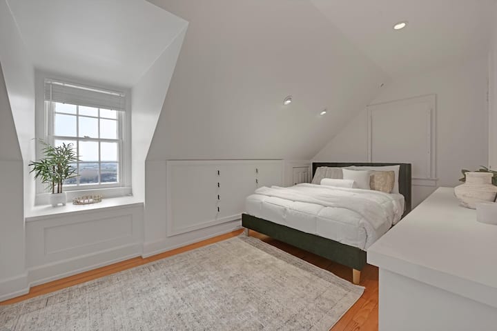 Bedroom 7 queen bed attic