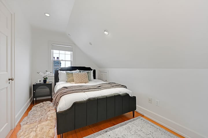 Bedroom 8 queen bed attic