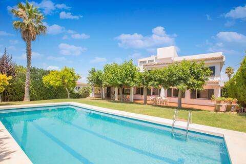 Cute Spanish Villa with Private Pool by the Beach