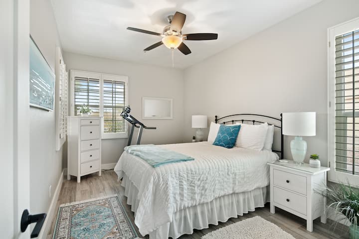 Spavaća soba za goste s bračnim krevetom i pokretnom trakom.