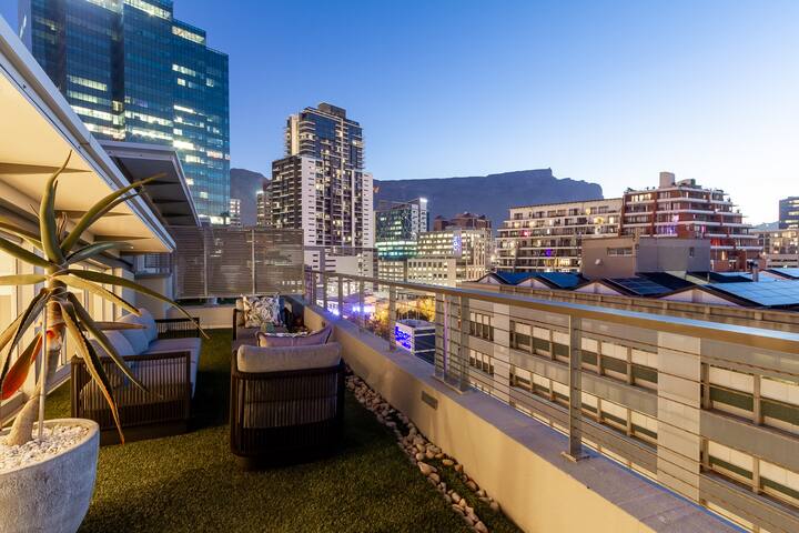 Elegant 3Bed Penthouse + Jacuzzi & Mountain Views gallery image 2