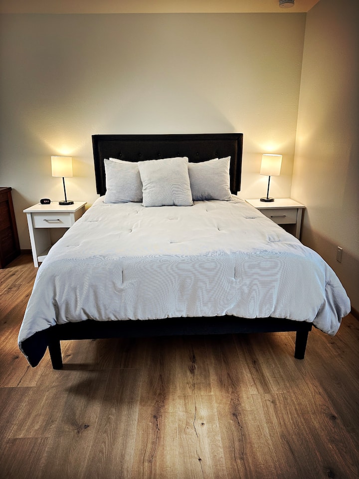 Hoofdslaapkamer, queensize bed