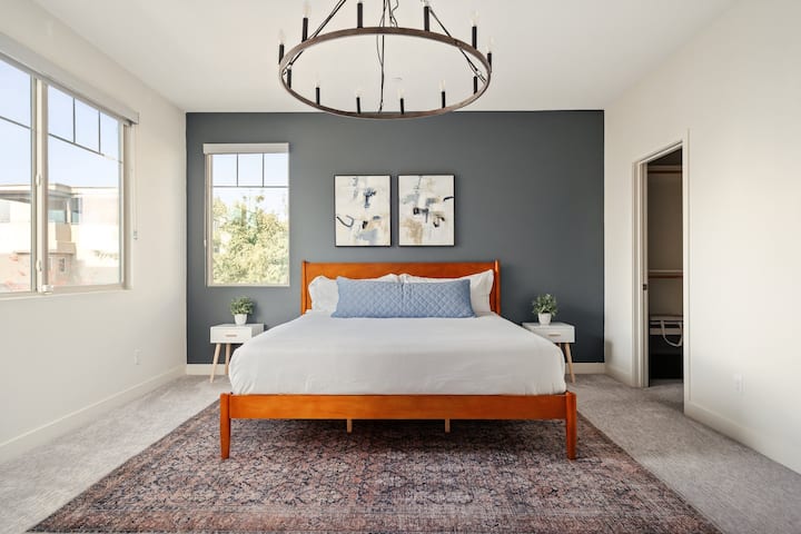 ห้องนอนหลักที่สวยงามพร้อมโครงเตียงคิงไซส์สไตล์โมเดิร์นช่วงกลางศตวรรษและที่นอนเมมโมรี่โฟมเพื่อการใช้ชีวิตที่สะดวกสบาย 