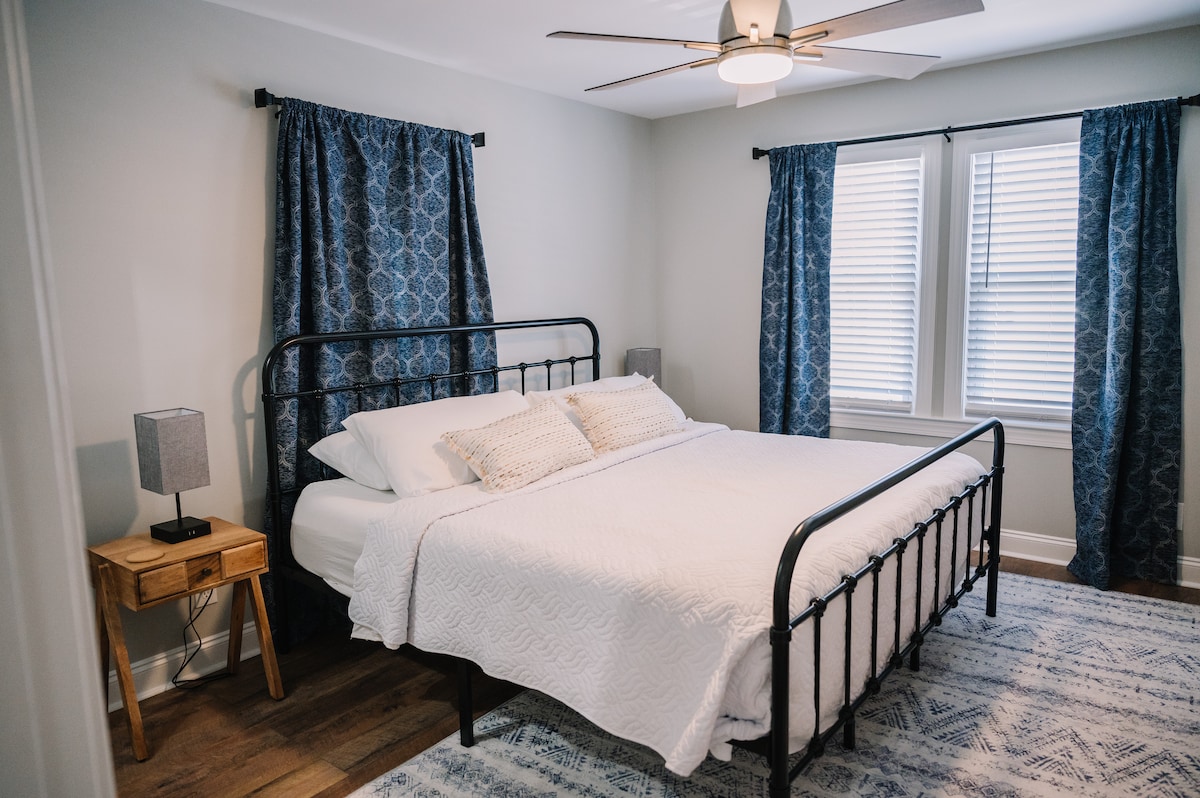 Დიდი საძინებელი №1 შესასვლელი კარადით და 43-დუიმიანი სმარტ-ტელევიზორით. 