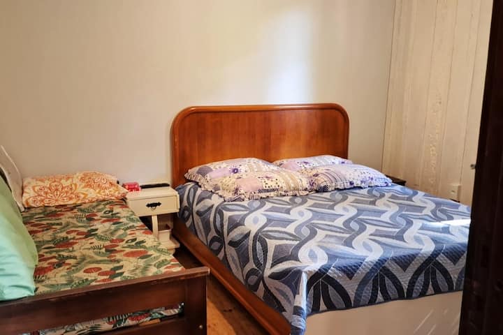 Robo yenye kitanda 1 cha kifalme, kitanda 1 cha mtu mmoja, televisheni janja 1 na feni 1.