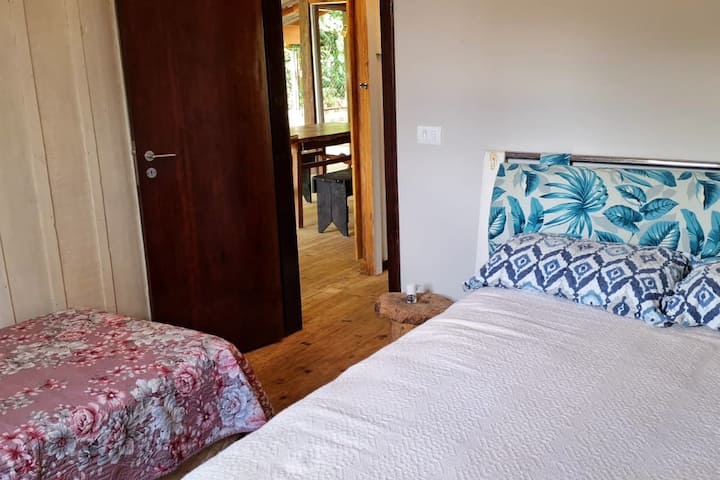 Chumba kilicho na kitanda 1 cha watu wawili, kitanda 1 cha mtu mmoja na feni 1.