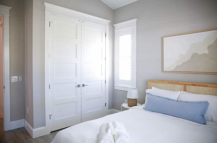 これらのお部屋は、家族やゲストのために十分なスペースを提供し、誰もがリラックスしてくつろげる快適な場所を確保しています。