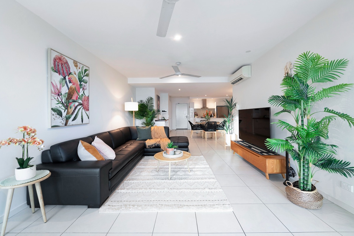 Top performing Airbnb: High-Top Retreat—City Chic With Ocean Outlooks in Darwin City