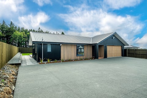 Elegant Retreat. Family Friendly, Smart TV, BBQ
