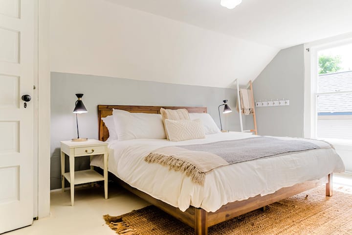 Prva soba na katu. Bračni krevet (širine 180-179 cm)